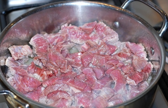 Обжариваем мясо в течение трех – четырех минут