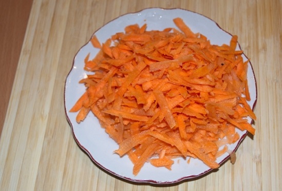 Морковный корнеплод очистим и измельчим 