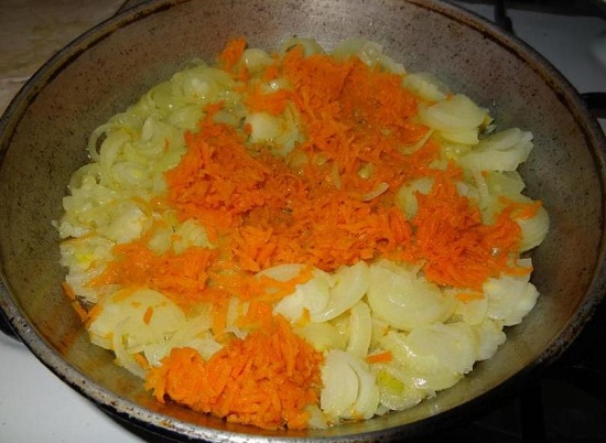морковь в сковороду
