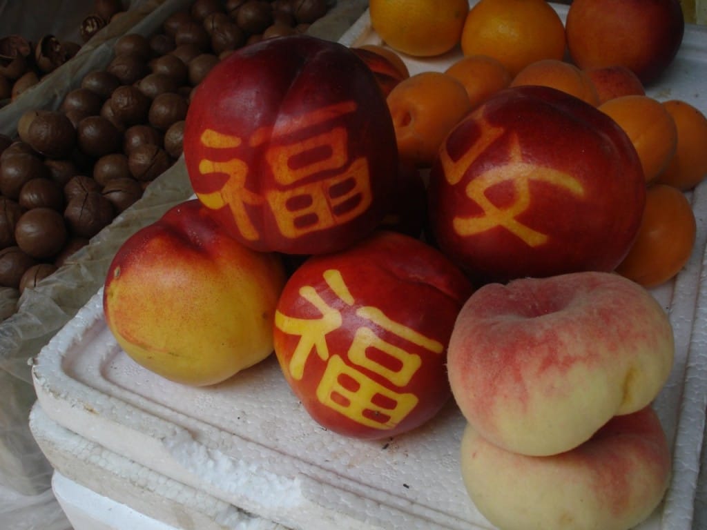 фрукты с иероглифами Китай Хайнань санья