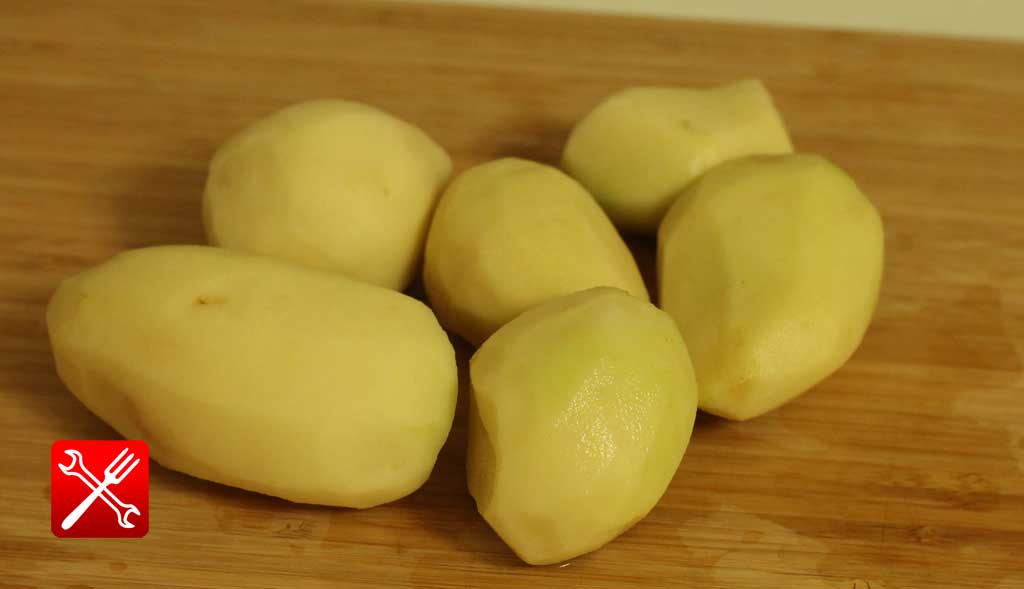 Несколько почищенных картошин