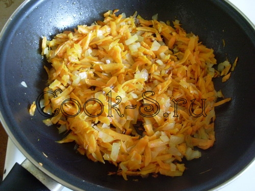картошка тушеная в духовке - обжарить лук и морковь