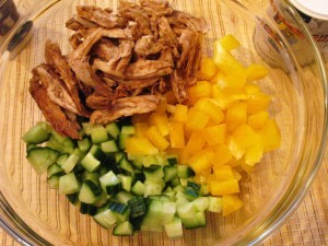 салат с кунжутом - овощи+курица