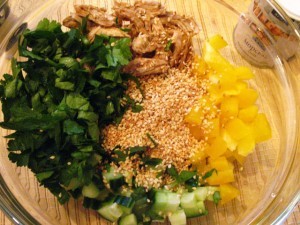 салат с кунжутом - зелень+кунжут