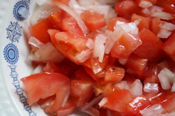 Салат с томатами и луком