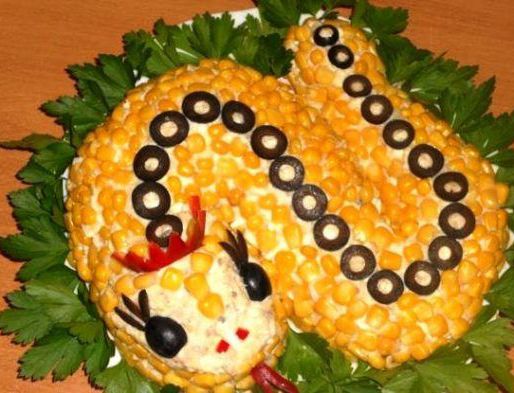салат змейка, украшенный кукурузой