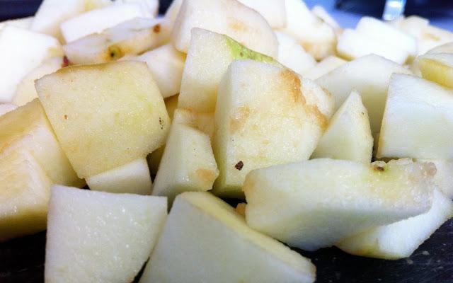 шарлотка на сковороде с яблоками