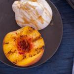 Персики на гриле с медово-апельсиновым сливочным кремом и обжаренным миндалем
