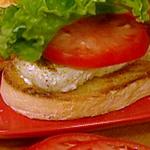 Горячий сэндвич-гриль с палтусом и соусом тартар с салатом из спаржи
