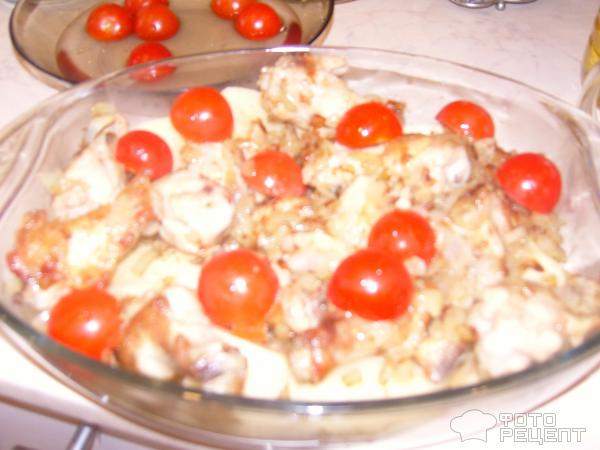 Куриные плечики запечнные с картофелем и помидорами под соусом бельшамель и сыром фото