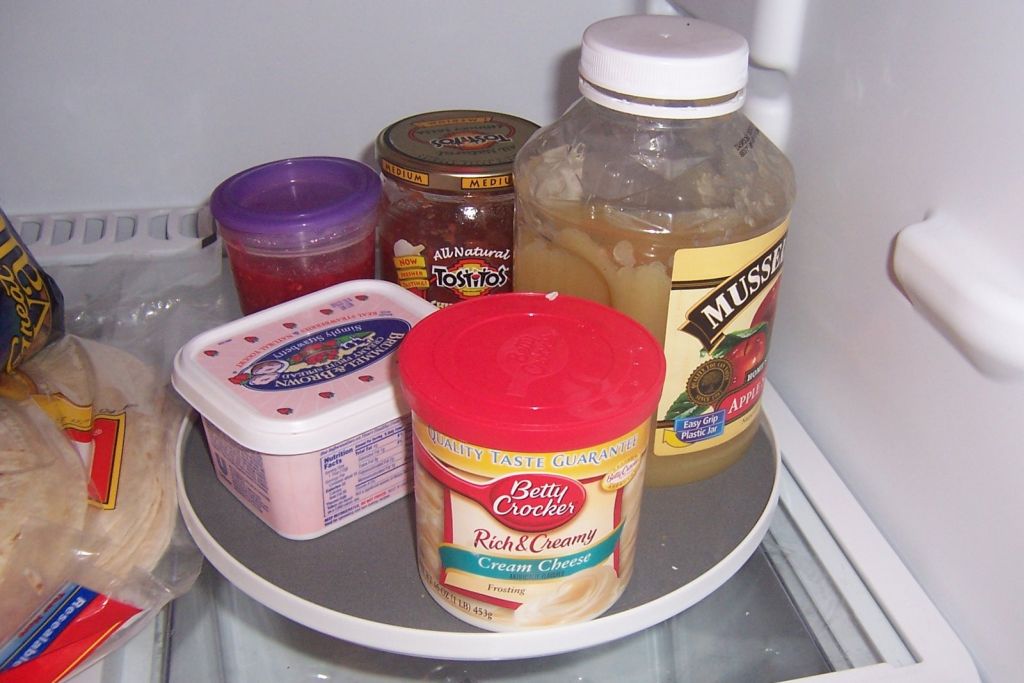 Вращающийся поднос с продуктами на полке холодильника