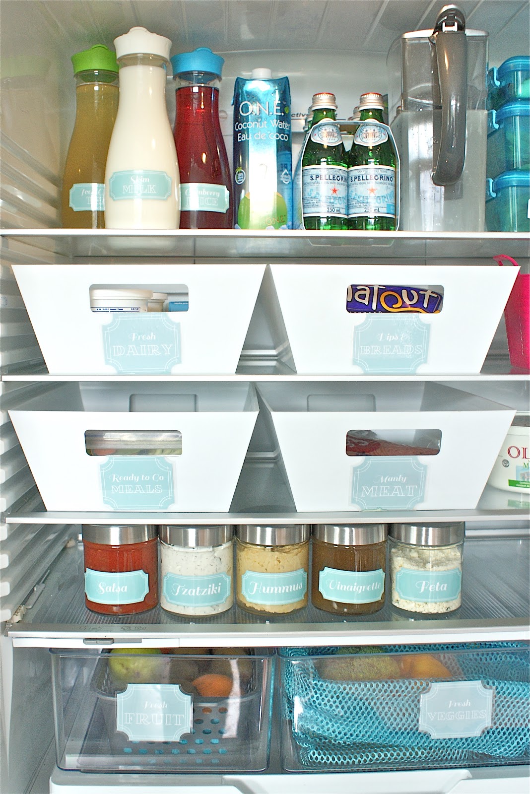 Аккуратно сложенные продукты на полках холодильника