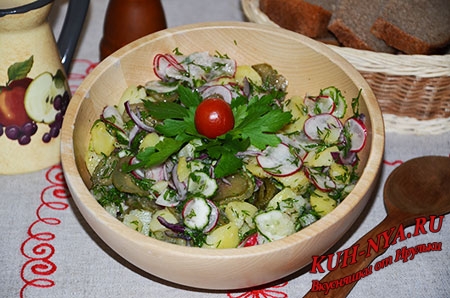 Салат «Хуторок» с картошкой, солеными огурцами, редисом и с красным сладким луком