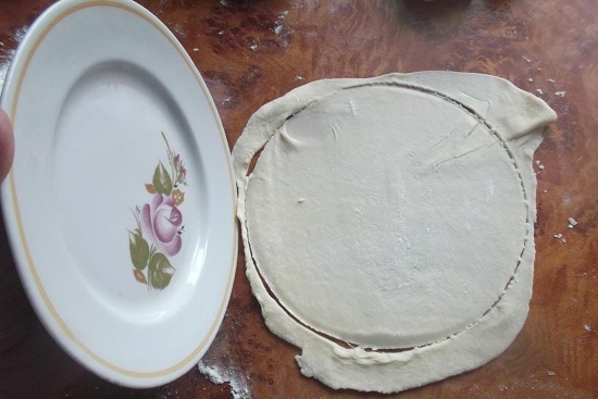 Придаем форму лепешки с помощью плоской тарелки
