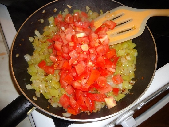 Измельчим помидор кубиками и выложим в сковороду
