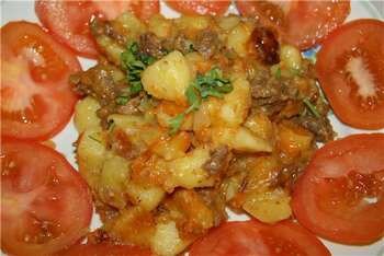 Тушеная картошка с тушенкой и помидором