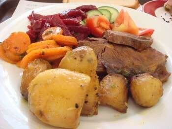 Картошка мясо овощи на тарелке