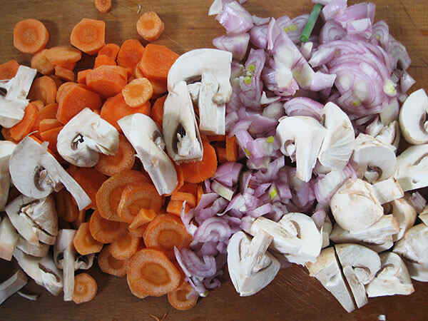 Режем грибы, лук и морковь для блюда из баранины