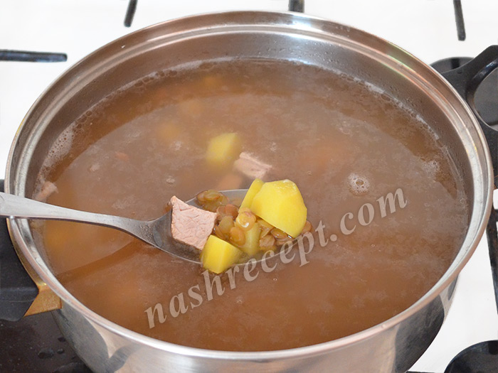 добавляем картофель в чечевичный суп - dobavlyaem kartofel v chechevichnyi sup