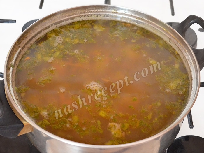 добавляем зажарку и зелень в суп из чечевицы - dobavlyaem zazharku i zelen v sup iz chechevitsy