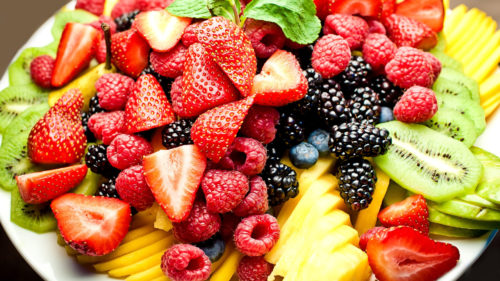 ягоды и фрукты на тарелке