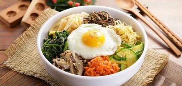 Классическое корейское блюдо Бибимбап