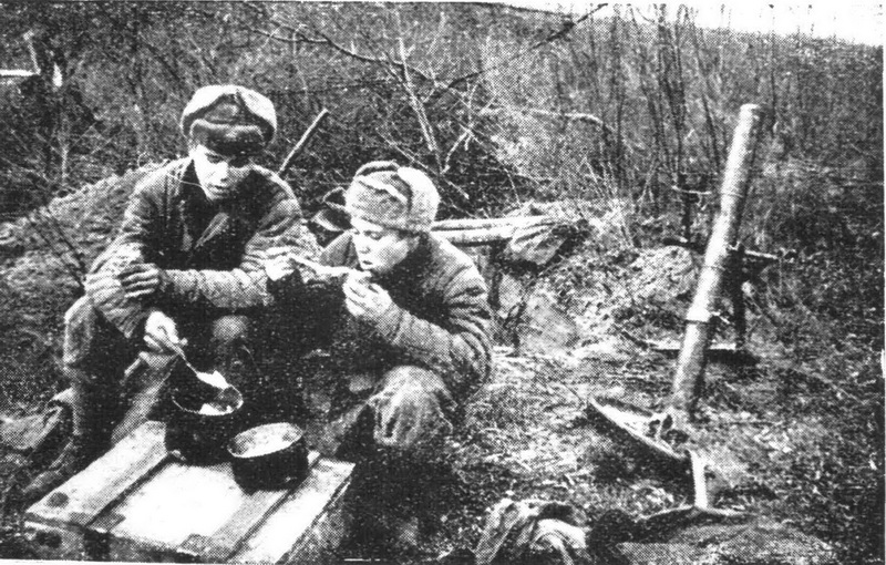 Минометчики за обедом (5 гв. армия), 1943 год