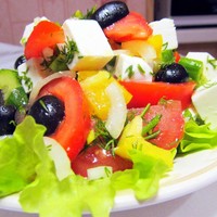 Греческий салат с фетаксой и помидорами без майонеза