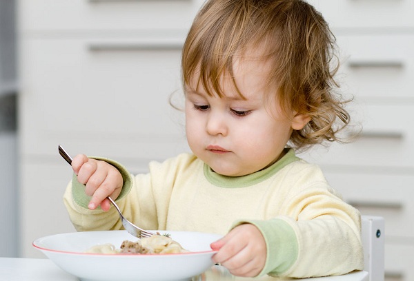 двухлетний мальчик обедает