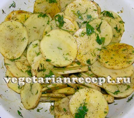 Порезанный картофель с маслом и специями