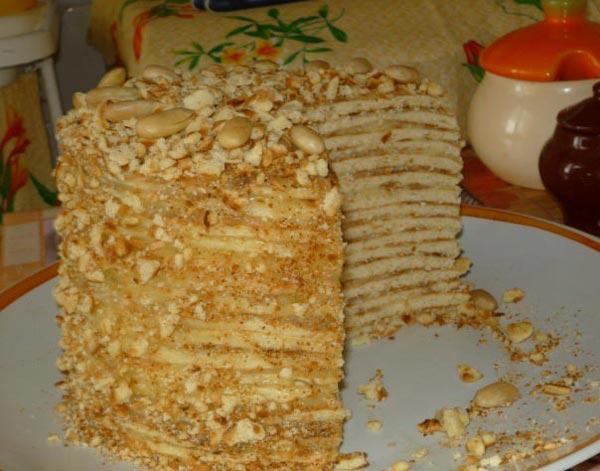 Готовим десерты на обычно сковороде - на фото торт со сгущенкой.