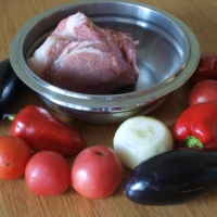 Гювеч по-болгарски со свининой, картофелем и овощами шаг 0