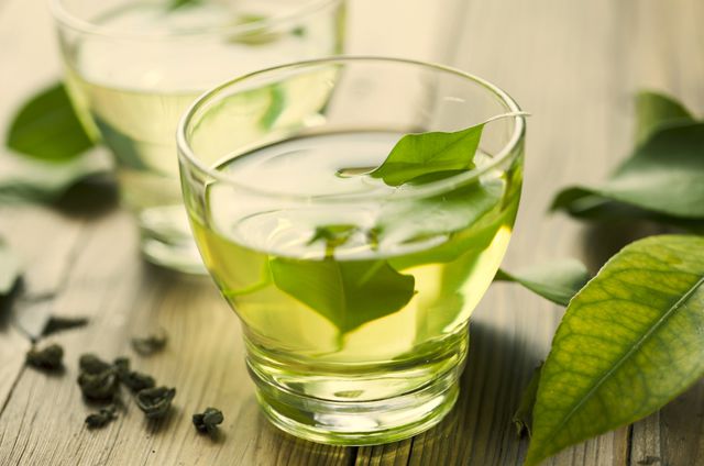 А вот зеленый чай для гипертоников показан в любых количествах: благодаря флавоноидам он хорошо разлагает вредный холестерин