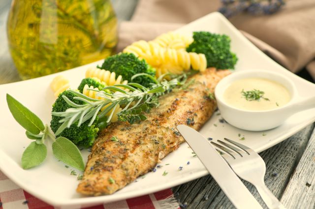 К продуктам, выводящим холестерин из организма, относится рыба