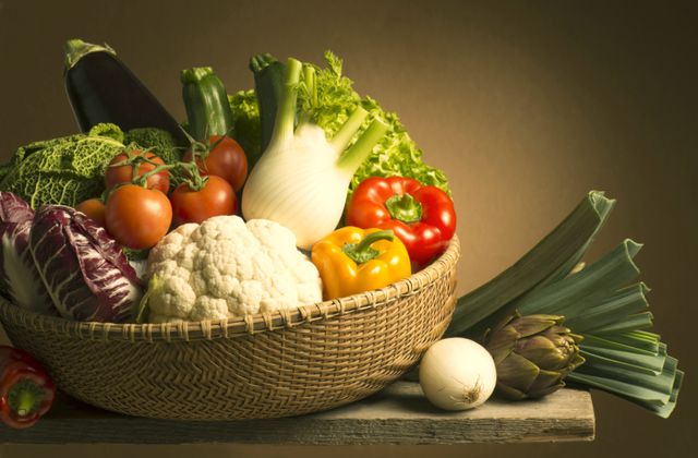 Итак, какие продукты выводят холестерин? Прежде всего, это любые овощи, богатые клетчаткой и растительными волокнами