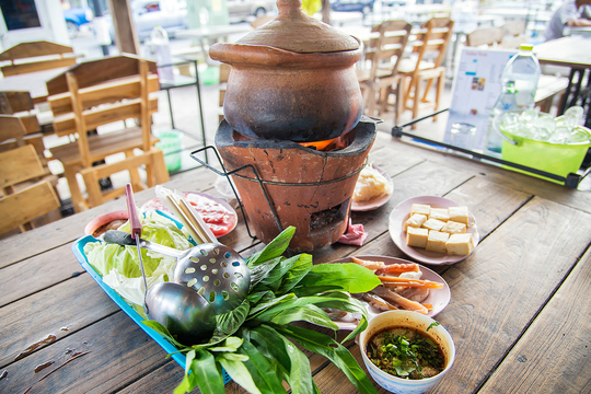 В Таиланде это блюдо готовят прямо при гостях: на углях, в глиняном горшочке