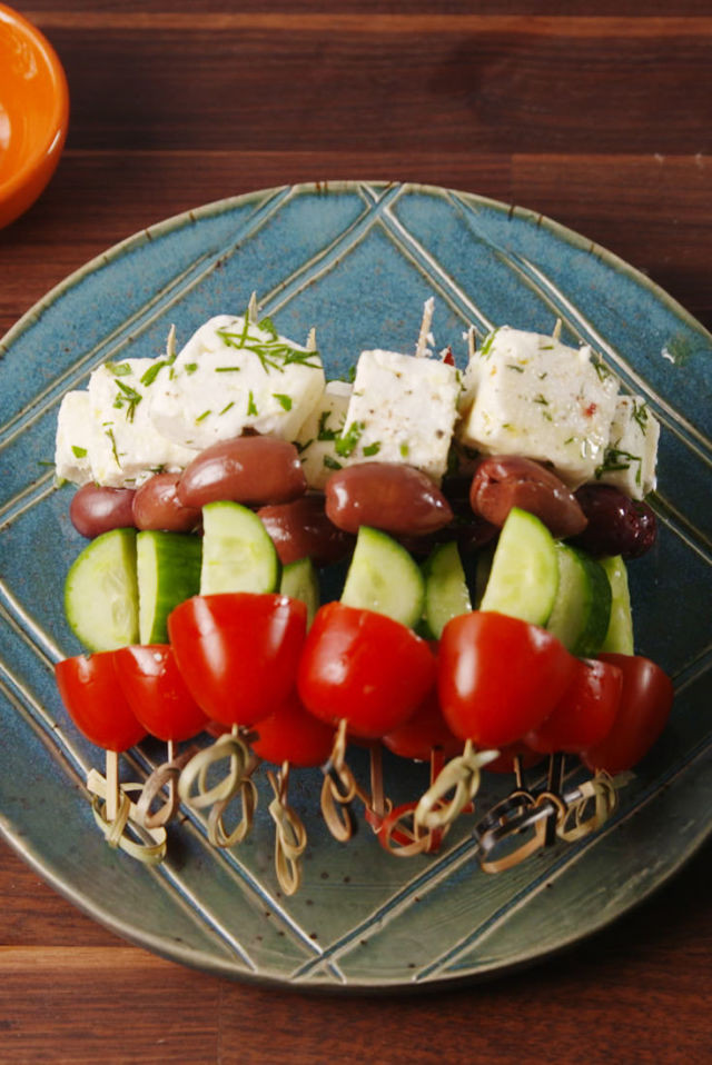 Греческий салат на шпажке