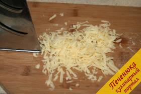 13) Тем временем, пока мясо обжаривается, натрем на терке твердый сыр.