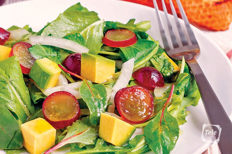 Вегетарианский салат с авокадо и виноградом