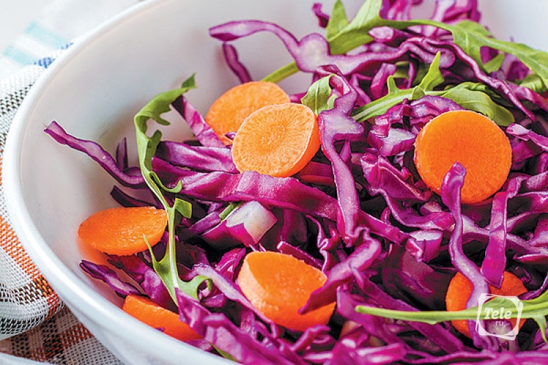 Салат из краснокочанной капусты с рукколой и морковью