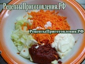 Смешиваем морковь с луком, добавляем томатную пасту и майонез или сметану