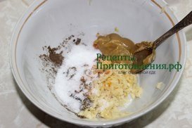 Готовим соус для обмазки рулета из пузанины с использованием чеснока, перца, соли и горчицы