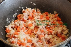 Морковь перемешиваю вместе с луком и куриным фаршем
