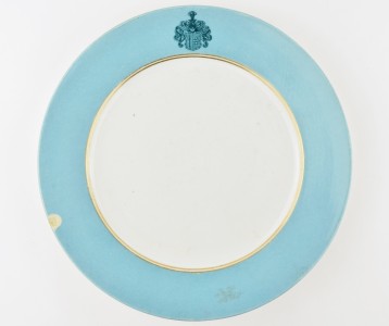 Тарелка с дворянским гербом.