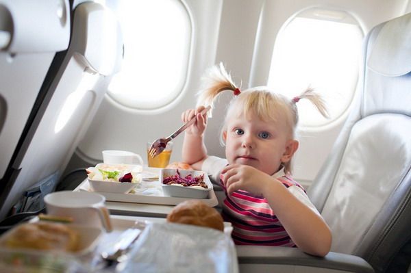 Еда детей во время полёта