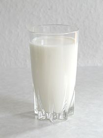 https://upload.wikimedia.org/wikipedia/commons/thumb/0/0e/Milk_glass.jpg/210px-Milk_glass.jpg