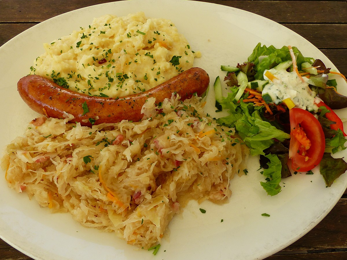 Обед в Тюрингии: сосиска Ростбратверст с квашеной капустой и картофельным пюре