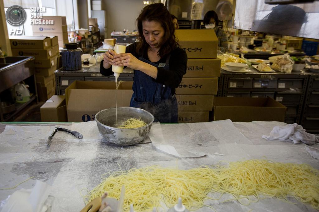 Япония. Йокогама, Канагава. 3 марта. Производство блюд из винила на заводе Iwasaki. (Chris McGrath/Getty Images)