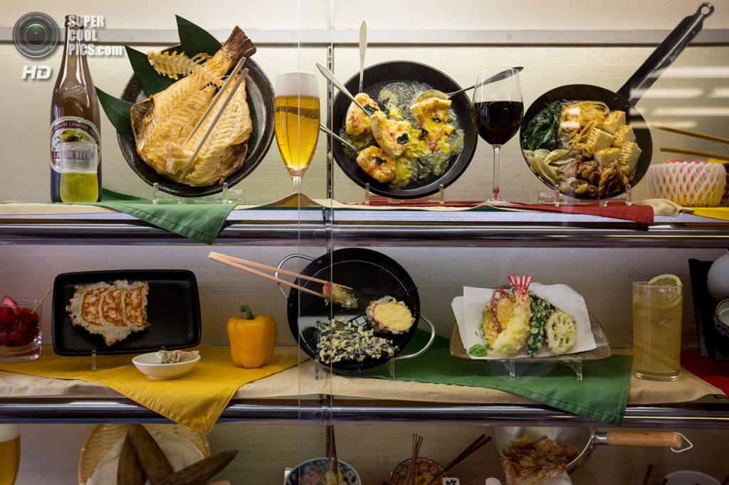 Япония. Йокогама, Канагава. 3 марта. Витрина с готовыми блюдами из винила. (Chris McGrath/Getty Images)