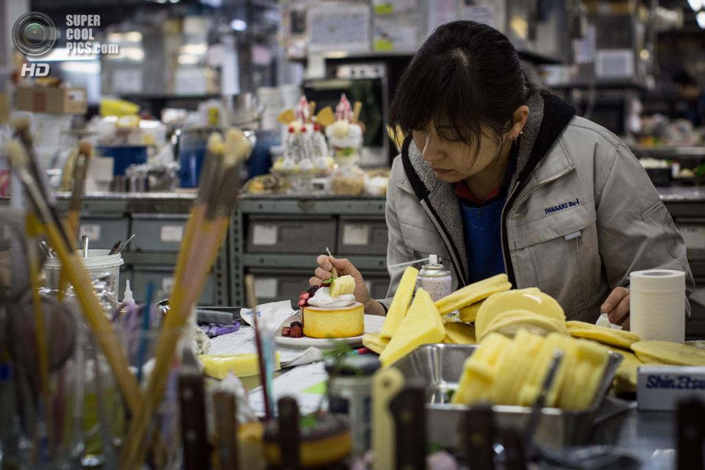 Япония. Йокогама, Канагава. 3 марта. Производство блюд из винила на заводе Iwasaki. (Chris McGrath/Getty Images)